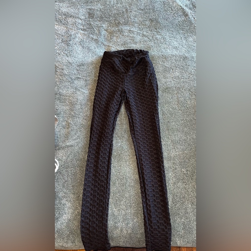 Black scrunchy workout leggings